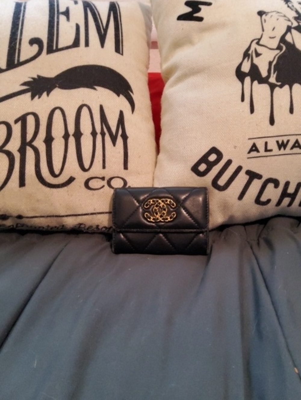 CHANEL Black Quilted Lambskin Card Holder with Gold CC Medallion